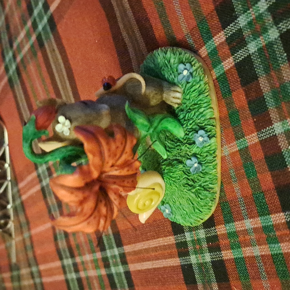 CHARMING TAILS Figurines Peek a Boo in the Posies